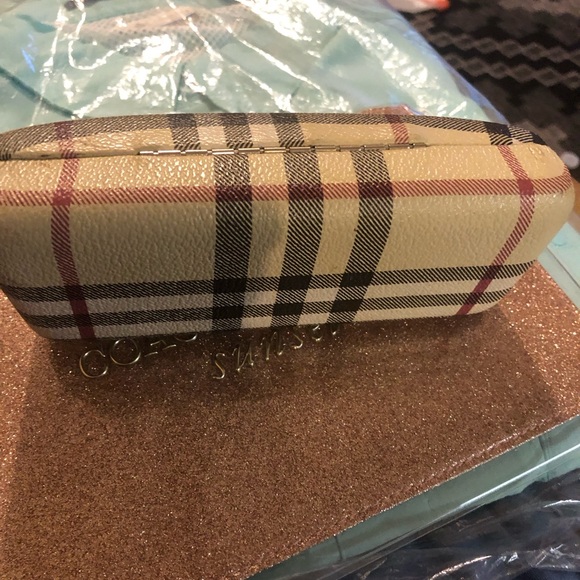 Burberry glass cases - Picture 3 of 5